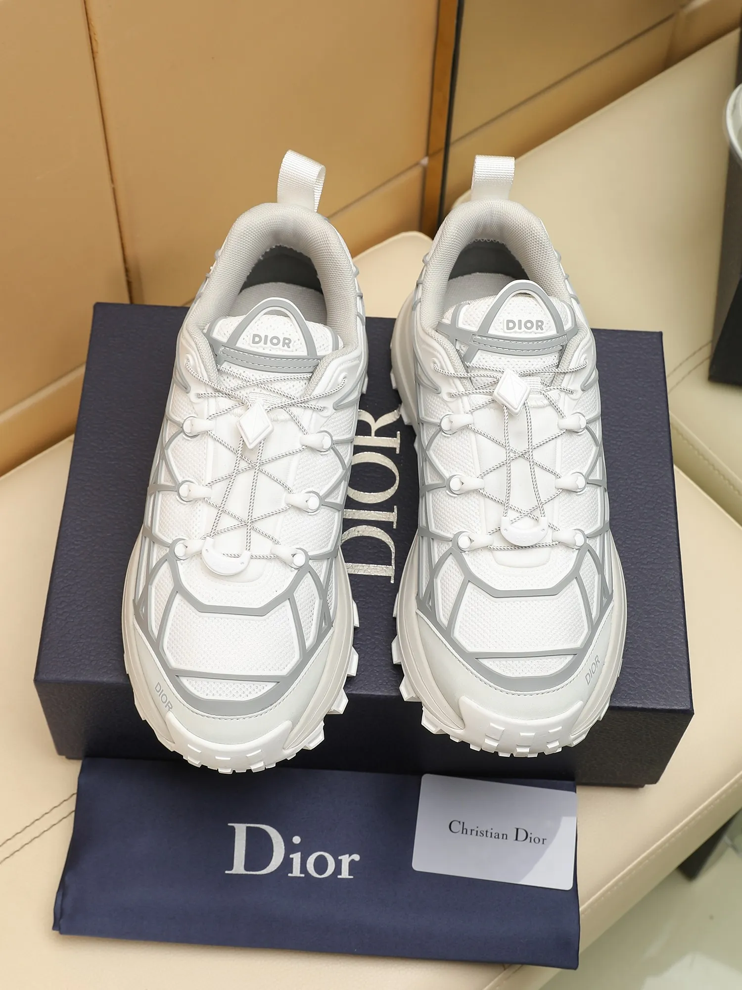 Men's Men's Shoes 💰520 [New Style] 🏍️🏍️Dior-B31 RUNNER sneakers highlight the fashionable silhouette, decorated with curved cannage pattern, reinterpreting classic patterns in a structural style, enriching Dior's 2023 summer men's wear series. Meticulously crafted using the advanced craftsmanship of hiking shoes, it blends outdoor culture with Dior heritage. Code number 38-45, multiple colors available, 38-44 (45 can be customized